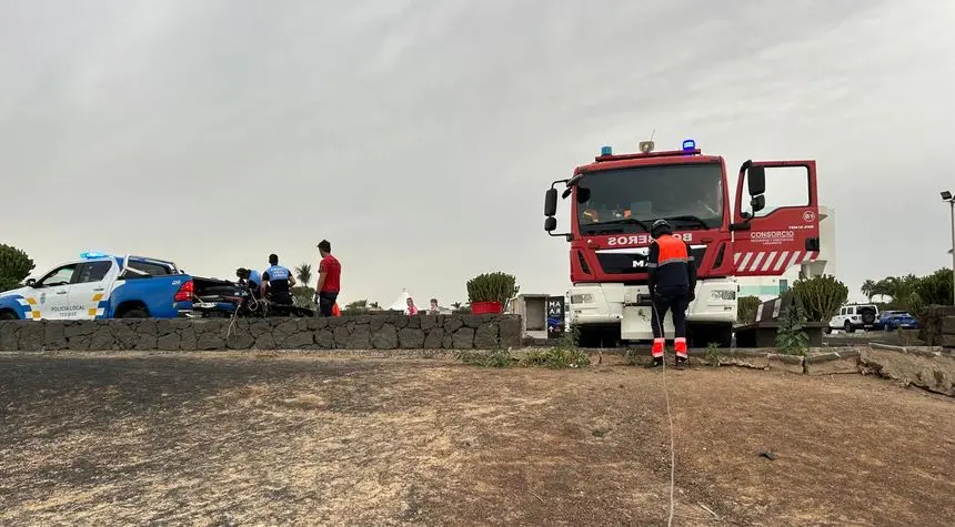 Momento en el que los bomberos arrastran la embarcación que estaba en dificultades