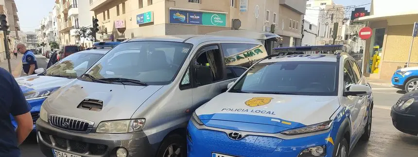 Hasta tres coches de la Policía Local aparecen en la imagen rodeando a la furgoneta robada