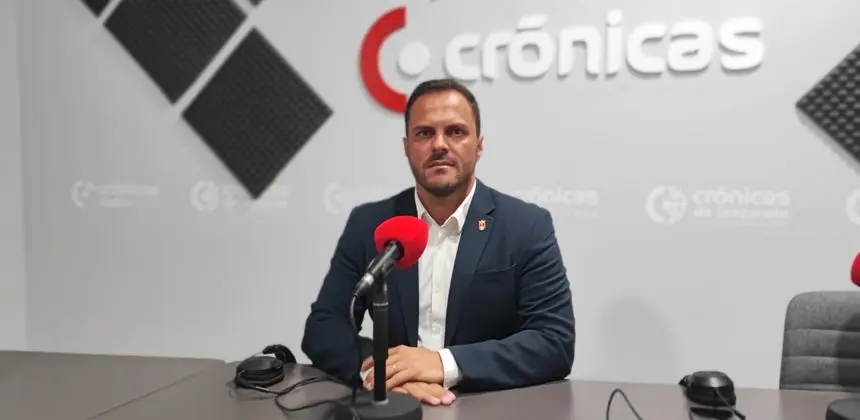 Yonathan de León en el estudio de Crónicas Radio