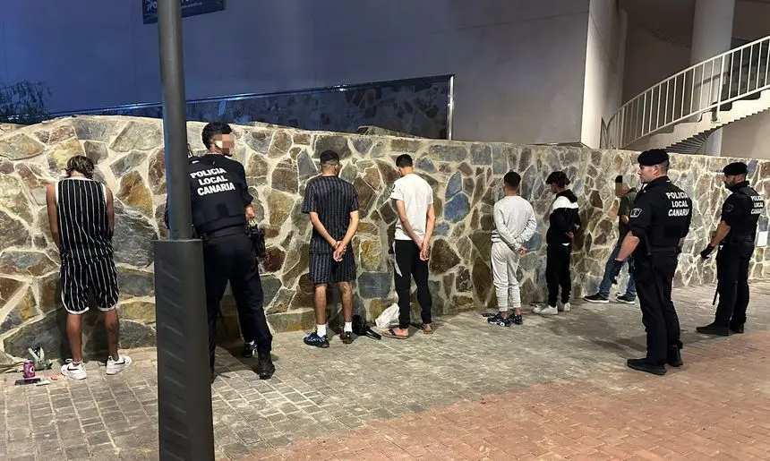 Imagen de una de las actuaciones de la Policía Local en la que se detiene a varios jóvenes sospechosos de perpetrar distintos delitos en la capital