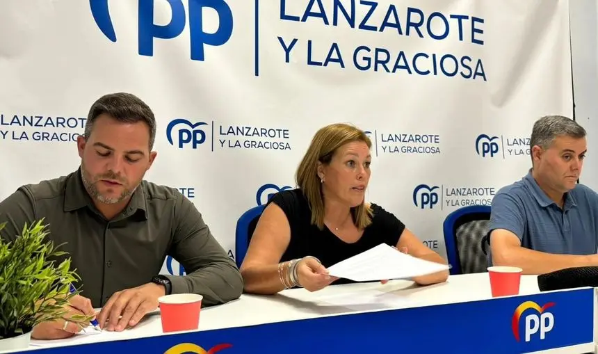 La presidenta del PP, Astrid Pérez, junto a su secretario general, Jacobo Medina, y su vicesecretario, Francisco Aparicio, en un encuentro del Comité Insular