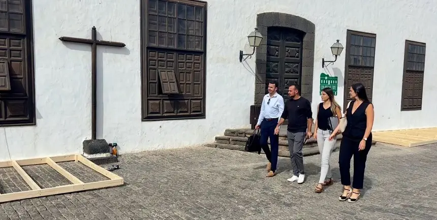 Concejales PSOE con la casa museo cerrada al fondo