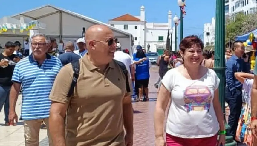 Carlos Alférez con Nova Kirpatric, la concejal que precisamente tomará posesión tras su renuncia al acta.