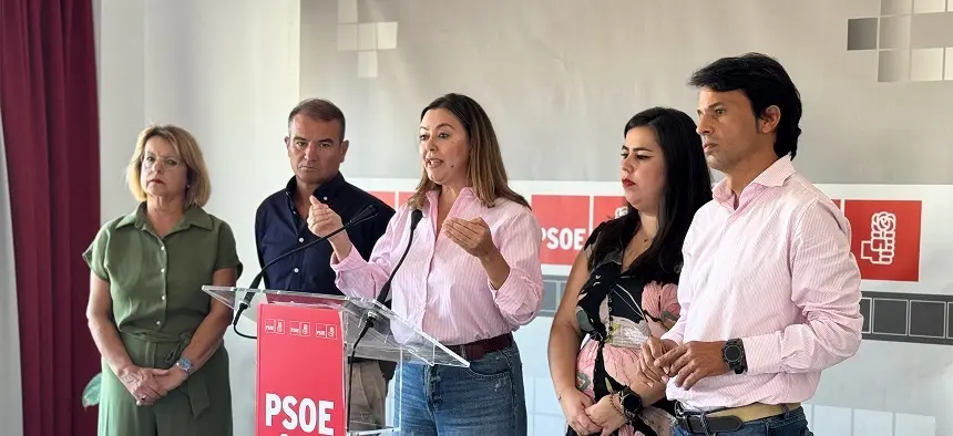 María Dolores Corujo al frente de la rueda de prensa de hoy con los parlamentarios regionales del PSOE en Lanzarote.