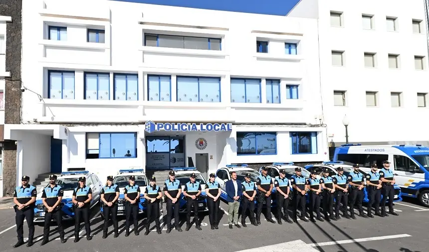 El alcalde Yonathan de León, junto a los mandos policiales y los 11 nuevos agentes que aumentan la plantilla de la Policía Local de Arrecife 