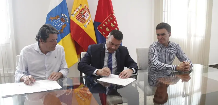 Firma del convenio entre el Unión Sur Yaiza y la SPEL.