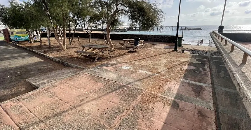 imagen del deterioro de pavimento y del equipamiento