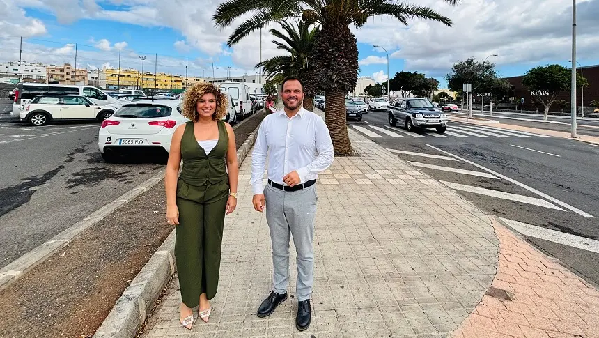 El alcalde Yonathan de León, y la concejala de Deportes, Eli Merino, hoy junto a la parcela municipal donde se construirán estas nuevas instalaciones deportivas en Arrecife 