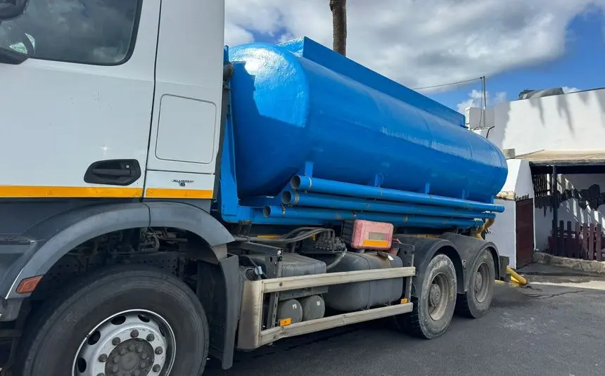 Imagen de uno de los camiones que suministra el agua