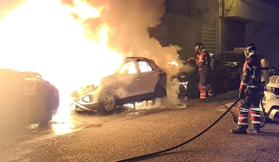 Bomberos del Consorcio sofocando el fuego en un vehículo.