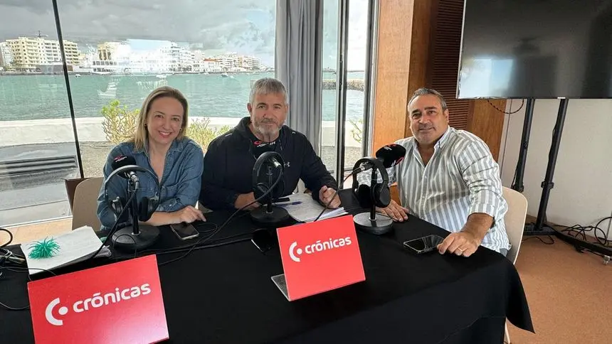 Los presentadores de Crónicas Radio Laura San José y Chalo Frías con el consejero de los Centros de Arte, Cultura y Turismo del Cabildo de Lanzarote, Ángel Vázquez, en el programa especial en el Islote de La Fermina.