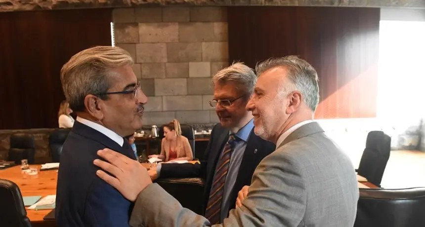 Román Rodríguez tras un encuentro del Consejo de Gobierno con los socialistas Ángel Víctor Torres y Julio Pérez.