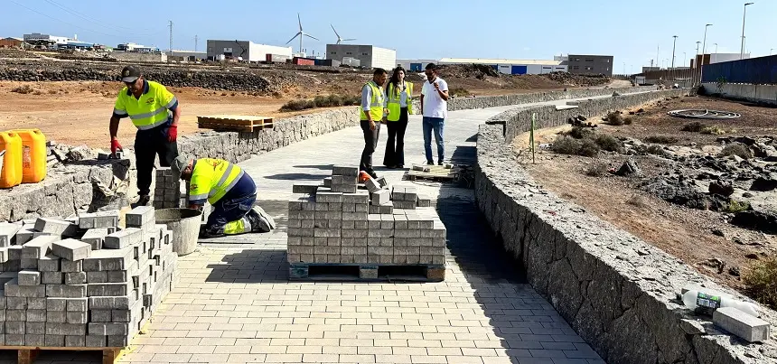 El alcalde Yonathan de León, y la concejala de Playas. Davinia Déniz, con el encargo de la empresa constructora en una visita reciente a la playa de La Arena. El paseo estrenará adoquinado