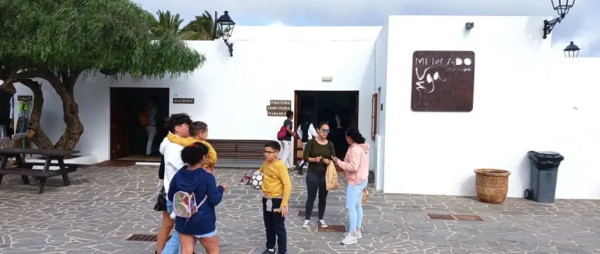 zona exterior del Mercado de Uga.