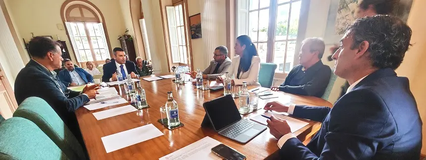 Reunión del Cabildo con el Ayuntamiento de Haría.