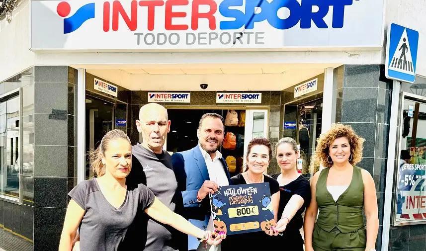 El Ayuntamiento de Arrecife entrega los premios a los comercios locales con mejores escaparates durante Halloween. Primer premio