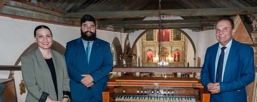Migdalia Machín, Jesús Machín junto al restaurador.