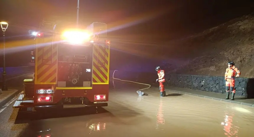 Los bomberos en el momento en el que iniciaron el achique de agua