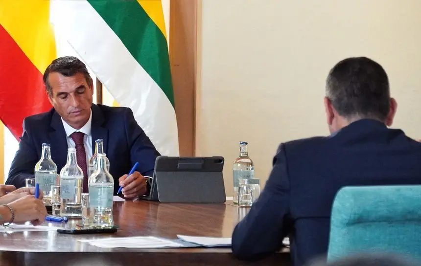 Alfredo Villalba frente a Oswaldo Betancort en la reunión del pasado jueves