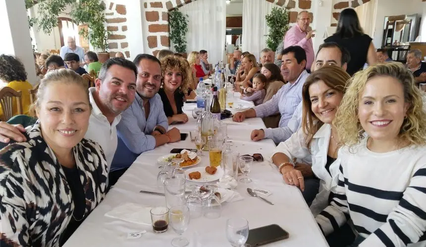 La presidenta del PP con su secretario general y el alcalde de Arrecife durante el almuerzo