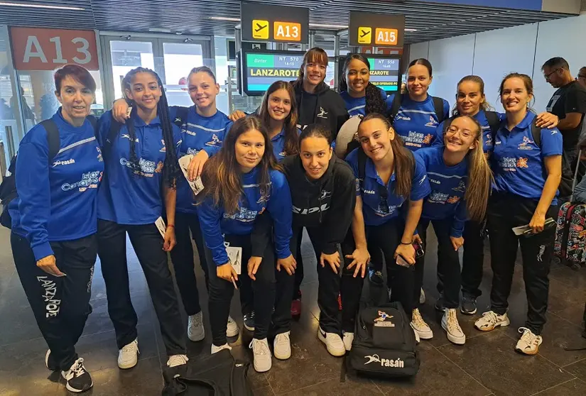 Imagen de las integrantes del equipo en el aeropuerto.