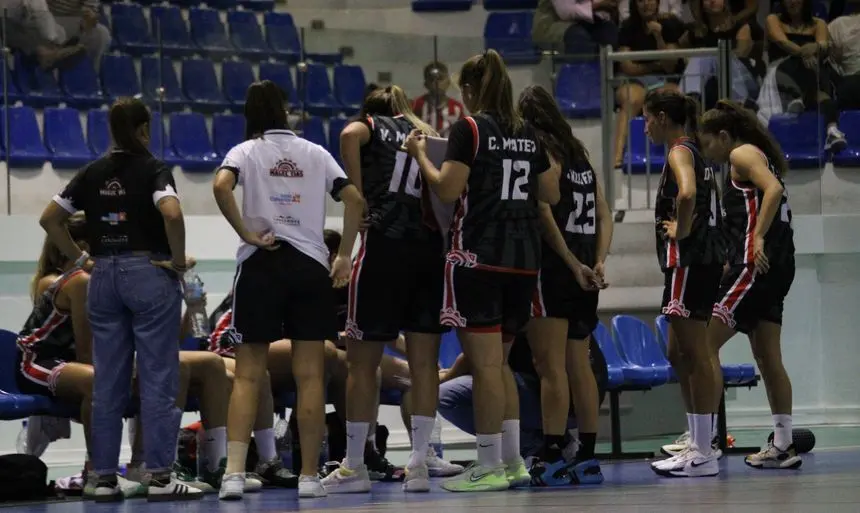 Las jugadoras del Magec atentas a las explicaciones del cuerpo técnico.