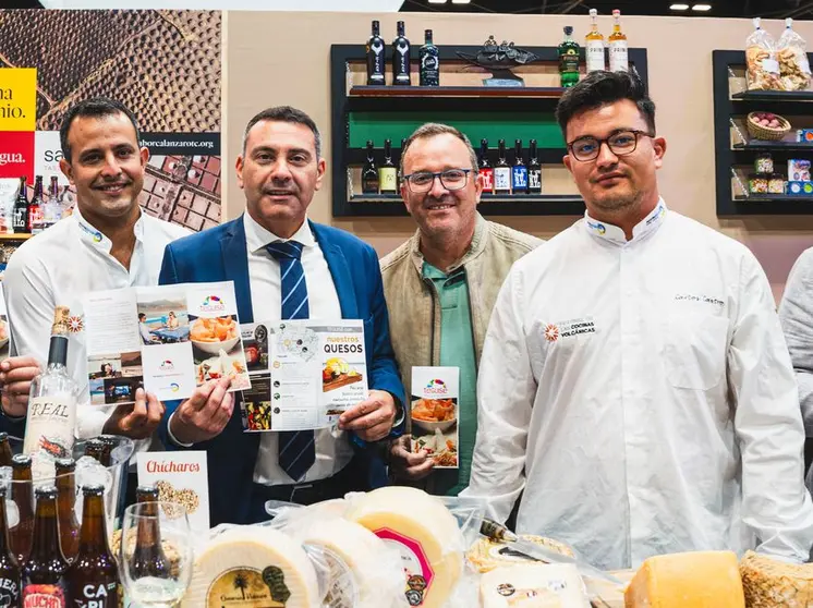El presidente del Cabildo con alguno de los queseros presentes en la feria.
