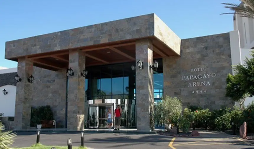 Imagen de la entrada cuando el hotel se llamaba Papagayo Arena.