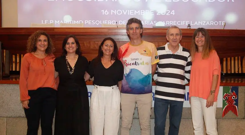 Imagen de los docentes participantes con la consejera de Educación del Cabildo.