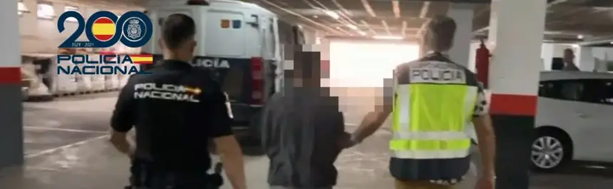 La Policía acompaña al detenido por prender fuego al coche de su ex pareja.