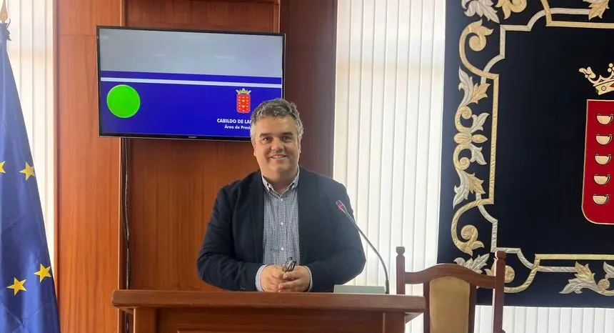 Armando Santana en el salón de plenos del Cabildo de Lanzarote.