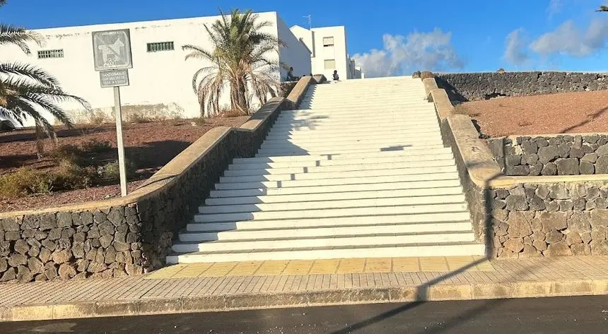 Imagen de las empinadas escaleras que dan acceso al parque.