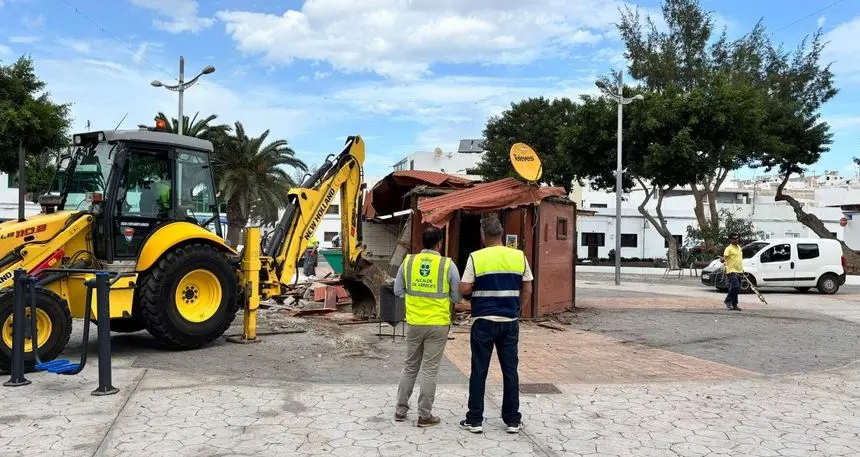 El alcalde este miércoles supervisando el derribo del quiosco de la plaza de Titerroy