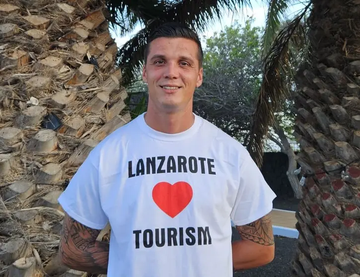 Augusto Ferreria con las camisetas que se están haciendo populares en toda Canarias y que ya han llegado a la feria turística de Londres.