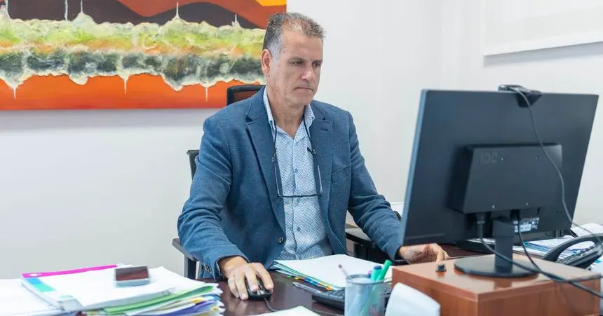 Domingo Cejas en su despacho del Cabildo de Lanzarote.