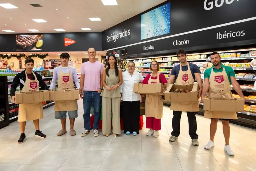 Los participantes llenaron sus cajas de productos del patrocinador, Chacón.