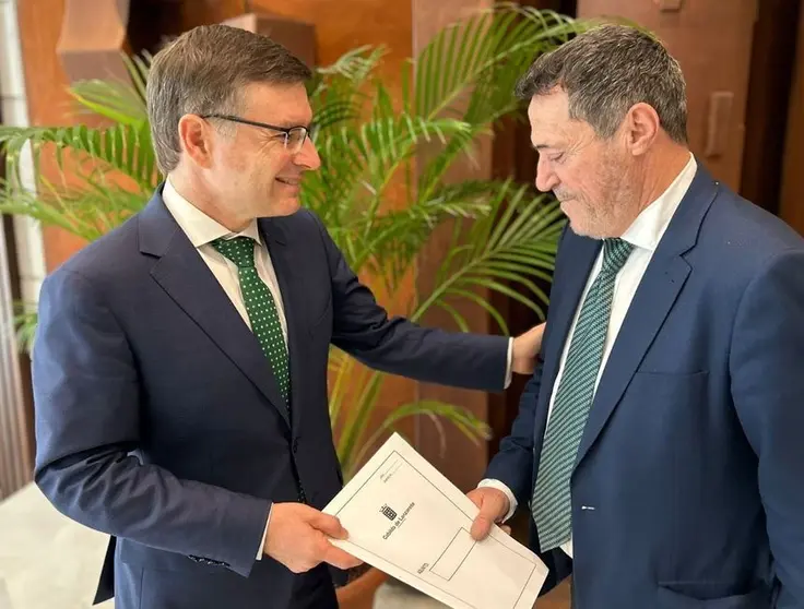 Óscar Pérez entregando sus demandas a sus compañeros