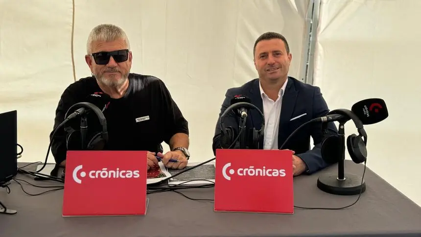 Chalo Frías, presentador de Crónicas Radio, y Óscar Noda, alcalde de Yaiza, en el programa especial desarrollado en Uga.