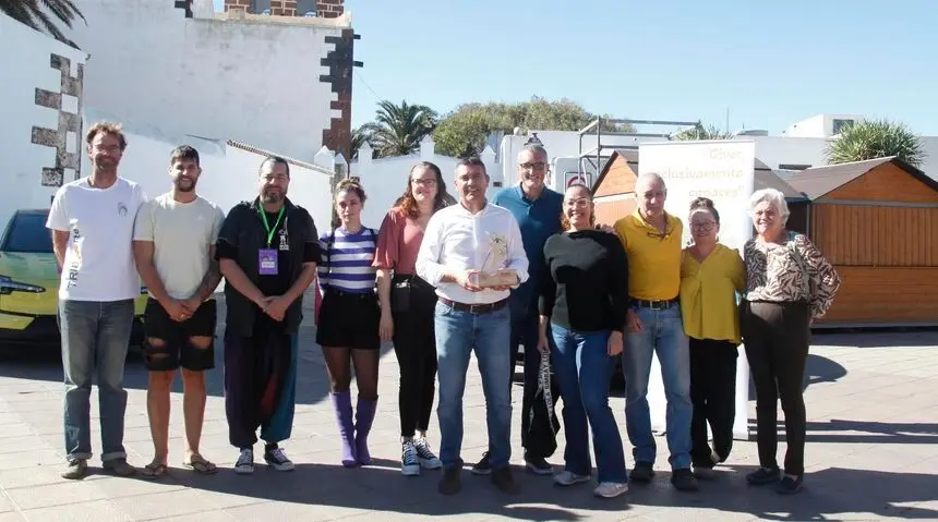 El presidente del Cabildo de Lanzarote y el consejero de Bienestar Social, junto a miembros de colectivos que gestionan el Punto Naranja