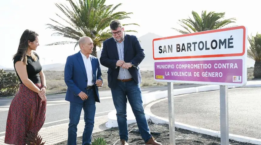 El alcalde de San Bartolomé, la concejal del Área y el director insular durante la presentación