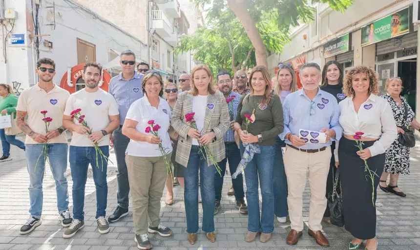 Los representantes del PP con su presidenta al frente este viernes en la Calle Real de Arrecife