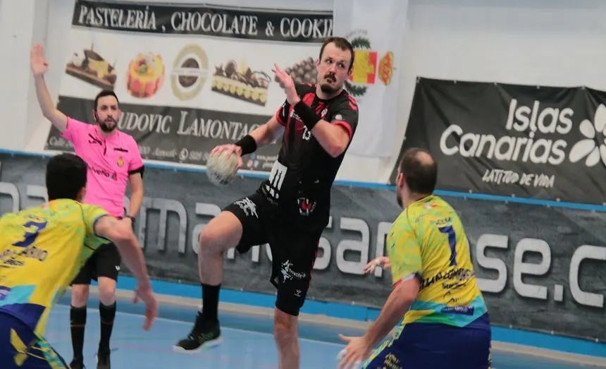 Imagen de una de las jugadas del San José en el encuentro.