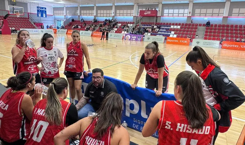 Las jugadoras escuchando atentas la charla del técnico.
