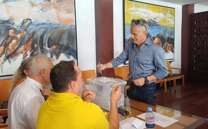 El actual presidente durante la votación.