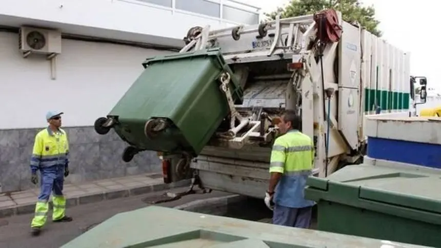 Imagen de archivo de uno de los camiones de Urbaser recogiendo la basura.