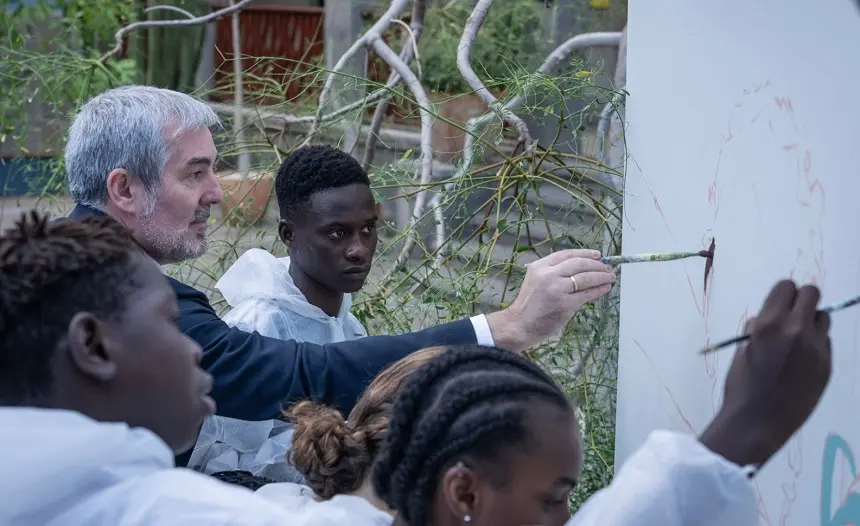 Fernando Clavijo este lunes con un grupo de jóvenes inmigrantes pintando un mural.