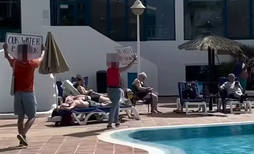 Imagen de los manifestantes que se colaron en las instalaciones del Papagayo Arena, hotel cuyas camas usa el PSOE para responsabilizar a Oswaldo Betancort de su existencia.