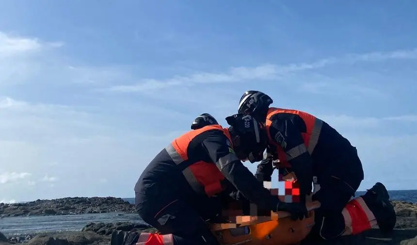 Los bomberos atendiendo al herido