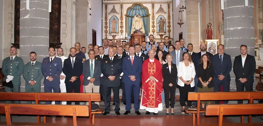 foto de familia en la iglesia de Yaiza