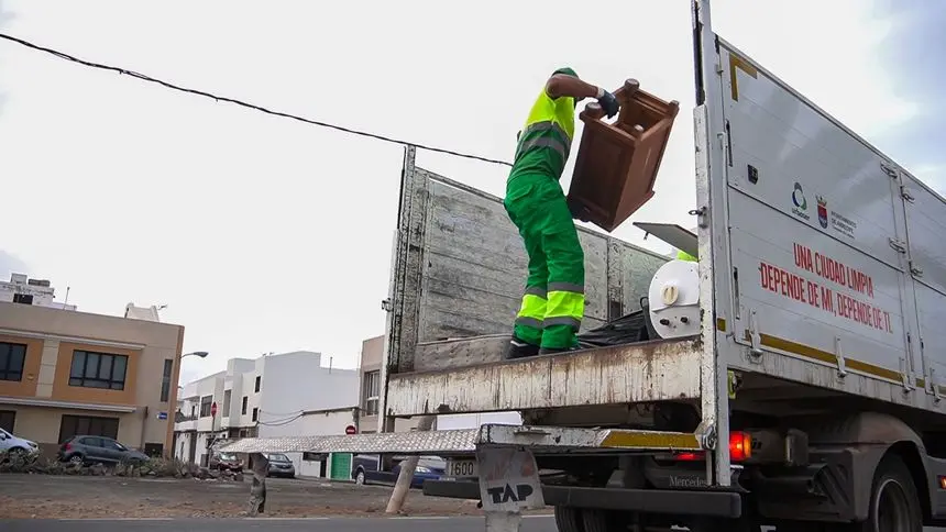 Un trabajador de Urbaser haciendo la recogida.